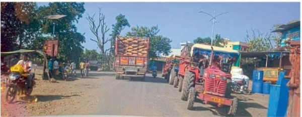 कुसुमकोट खुर्द रस्त्याचे रुंदीकरण करा