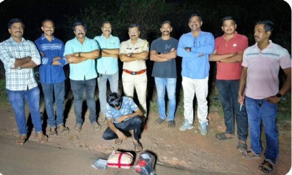 गांजा बाळगणाऱ्यासह पोलीस पथक गांजा बाळगणाऱ्यासह पोलीस पथक