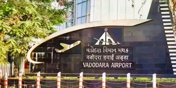राजकोट विमानतळाच्या धावपट्टीजवळ आगीचा भडका; एअर इंडियाचे विमान वडोदऱ्याकडे वळवले
