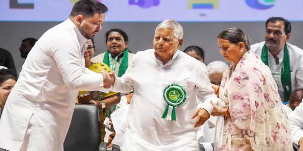 रेल्वे निविदा घोटाळ्याशी संबंधित मनी लाँड्रिंग प्रकरणात लालू, राबडी देवी आणि तेजस्वी यादव न्यायालयात हजर