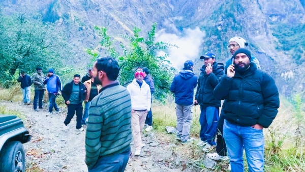 हेलिकॉप्टर अपघातानंतर पहाडावर मदतकार्यासाठी पोहचलेल्यांचे छायाचित्र हेलिकॉप्टर अपघातानंतर पहाडावर मदतकार्यासाठी पोहचलेल्यांचे छायाचित्र