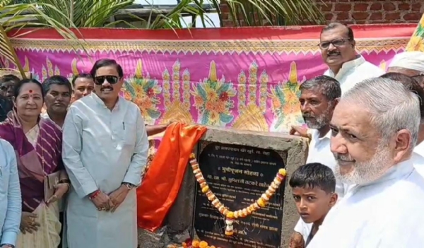 खालील मजकूर वृत्तपत्रीय शैलीत सुमारे २५० शब्दांत संपादित केला आहे.  ### खैरेखुर्द उर्दू शाळेच्या नव्या इमारतीचे दोन महिन्यांत लोकार्पण  **भूमिपूजनावेळी खासदार सुनील तटकरे यांचे आश्वासन; ३७ लाखांचा निधी मंजूर**  **शहानवाज मुकादम / रोहा :** रोहा तालुक्यातील खैरेखुर्द येथील राजिप प्राथमिक उर्दू शाळेच्या नादुरुस्त इमारतीमुळे गेल्या तीन वर्षांपासून विद्यार्थ्यांची बसण्याची गैरसोय होत आहे. अखेर या समस्येची दखल घेत शाळेच्या नवीन इमारतीसाठी ३७ लाख रुपयांचा निधी मंजूर करण्यात आला असून, या इमारतीचे बांधकाम दोन महिन्यांत पूर्ण करून लोकार्पण करण्यात यावे, अशा सूचना खासदार सुनील तटकरे यांनी दिल्या.  २ ऑक्टोबर २०२६ रोजी खासदार सुनील तटकरे यांच्या हस्ते नवीन इमारतीचे भूमिपूजन करण्यात आले. बांधकाम दर्जेदार आणि वेळेत पूर्ण करण्याची जबाबदारी ग्रामपंचायतीने घ्यावी, असे आवाहन तटकरे यांनी सरपंच मुजम्मील गीते यांना केले. विद्यार्थ्यांची गैरसोय लवकरात लवकर दूर करण्यावर त्यांनी भर दिला.  २२ जुलै २०२३ रोजी आलेल्या तौक्ते वादळात शाळेच्या चार वर्गखोल्यांच्या इमारतीतील स्लॅबच्या प्लास्टरचा काही भाग कोसळला होता. त्यावेळी जिल्हाधिकाऱ्यांनी शाळांना सुट्टी जाहीर केल्याने मोठी दुर्घटना टळली होती. सुमारे २० वर्षे जुन्या इमारतीच्या दुरुस्ती अथवा पुनर्बांधणीची मागणी शाळा व्यवस्थापन समिती आणि ग्रामस्थांकडून सातत्याने करण्यात येत होती.  ॲड. मनोजकुमार शिंदे व रामचंद्र सकपाळ यांच्या प्रयत्नांनंतर निधी मंजूर झाला. “खैरेखुर्द ग्रामस्थांच्या विविध प्रश्नांसाठी सदैव खंबीरपणे पाठिशी राहणार,” असे ॲड. शिंदे यांनी सांगितले.  यावेळी राजिपचे उपाध्यक्ष मधुकर पाटील, पंचायत समिती सभापती पाशीलकर, गटविकास अधिकारी, गटशिक्षण अधिकारी, शिक्षक, पालक, राष्ट्रवादी काँग्रेसचे पदाधिकारी आणि ग्रामस्थ मोठ्या संख्येने उपस्थित होते. कार्यक्रमाचा समारोप शाळा व्यवस्थापन समितीचे अध्यक्ष अब्दुल हमीद गीते यांच्या आभार प्रदर्शनाने झाला.