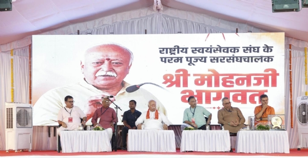 सरसंघघाचलक मोहन भागवत और अन्य अतिथि स्मृति भवन और बालासाहेब देवरस नेत्रालय का लोकार्पण कार्यक्रम में