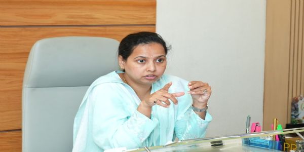 मंत्री आदिती तटकरे यांच्याशी सकारात्मक चर्चेनंतर अंगणवाडी कर्मचाऱ्यांचा संप मागे