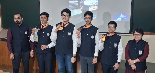 ऑलिम्पियाड पदक विजेते विद्यार्थी आणि मार्गदर्शक