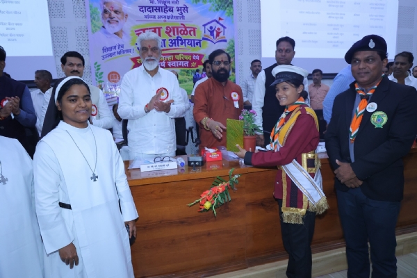 Education Minister praises progress of Zilla Parishad schools: Visits classrooms and interacts with students