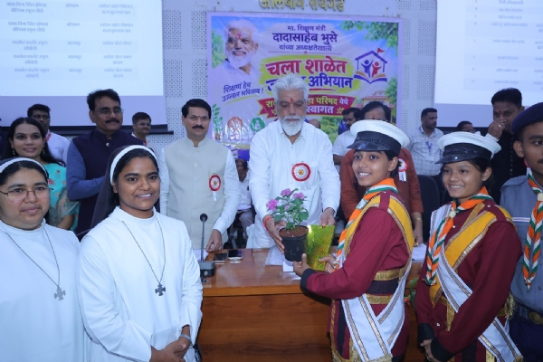 Education Minister praises progress of Zilla Parishad schools: Visits classrooms and interacts with students