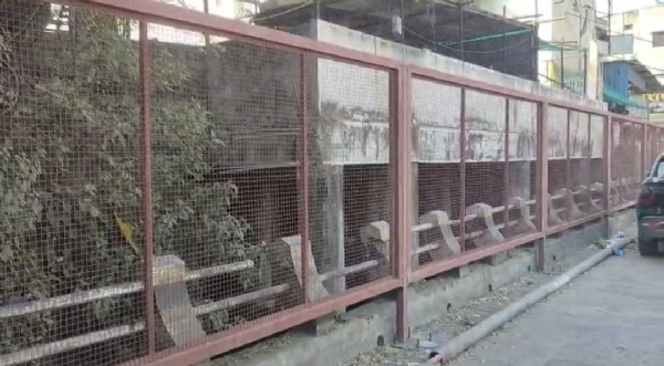 अमरावती मनपाचा स्तुत्य उपक्रम: नवरात्रोत्सवापूर्वी अंबादेवी पुलावर बसवली लोखंडी जाळी; सुरक्षिततेला प्राधान्य, कचऱ्याला अटकाव!