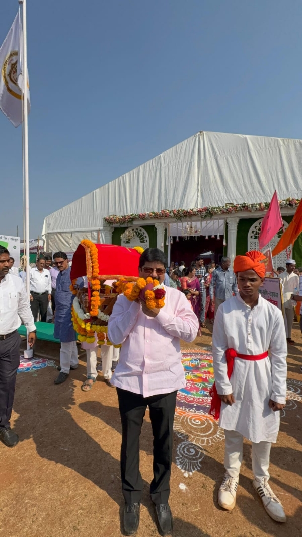 ग्रंथांची पालघी वाहताना आमदार शेखर निकम