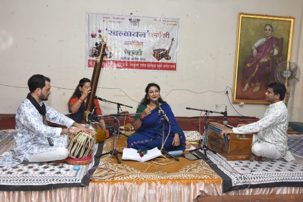 खल्वायन-रत्नागिरी संस्थेची ३२२वी मासिक  संगीत सभा  आपल्या बहारदार  गायनाने रंगविताना मुंबईच्या शर्वरी नागवेकर-वैद्य, सोबत  तबलासाथ सोहम जोशी, हार्मोनियम साथ अमित ओक, तानपुरासाथ चाँदनी गाडी
