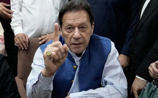 तुरुंगात इमरान खान यांना मारण्याचा कट? बहिणींचे पाक लष्करप्रमुखांवर आरोप तुरुंगात इमरान खान यांना मारण्याचा कट? बहिणींचे पाक लष्करप्रमुखांवर आरोप