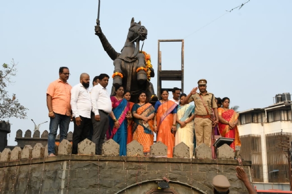 रत्नागिरीत पोलीस बँड पथकाची शिवरायांना मानवंदना