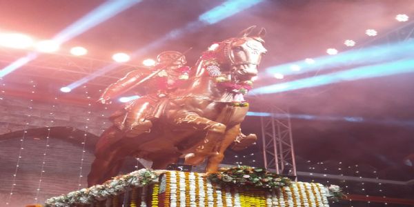 अकोला - छत्रपतींच्या अश्वारूढ पुतळ्याचे आकाश फुंडकरांच्या हस्ते अनावरण