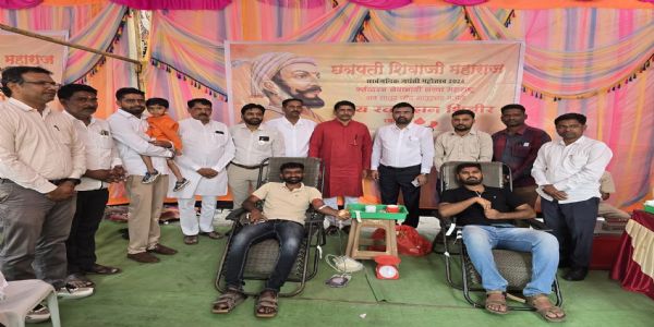 लातूरात शिवजयंतीनिमित्त १०१ शिवप्रेमी युवकांनी रक्तदान करून केले अभिवादन