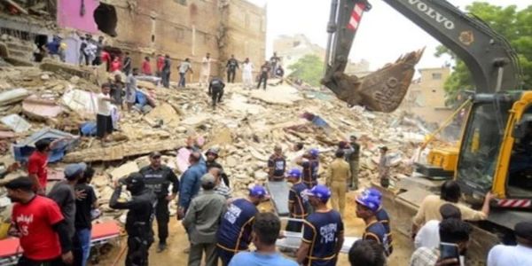 कराचीमध्ये सिलेंडरच्या स्फोटानंतर तीन मजली इमारत कोसळली, १६ जणांचा मृत्यू