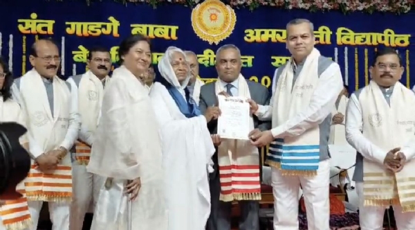 कमलताई गवई यांना अमरावती विद्यापीठाची डी.लिट. प्रदान...संत गाडगे बाबा अमरावती विद्यापिठाच्या दीक्षांत समारंभात सन्माननीत