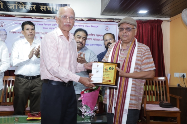 मदन हजेरी यांना पुरस्कार प्रदान करताना हेमंत भागवत