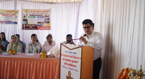 **बालरुग्णांसाठी सुपर स्पेशालिस्ट आरोग्य शिबिर; डॉ. राजेश पाचारकर मित्र फाउंडेशनचा उपक्रम**  श्रीवर्धन : डॉ. राजेश पाचारकर मित्र फाउंडेशन यांच्या वतीने २२ फेब्रुवारी २०२६ रोजी बोर्ली पंचतन येथील प्राथमिक आरोग्य केंद्रात बालरुग्णांसाठी सुपर स्पेशालिस्ट डॉक्टर्सचे आरोग्य शिबिर आयोजित करण्यात आले. “एक पाऊल बालरुग्णांच्या निरोगी जीवनासाठी” या संकल्पनेतून आयोजित या शिबिरास पालक व नागरिकांचा उत्स्फूर्त प्रतिसाद लाभला.  या शिबिरात नवी मुंबई व ठाणे येथील बाल शल्यचिकित्सक, बाल अस्थिरोग तज्ज्ञ, बाल नेत्ररोग तज्ज्ञ, बाल मेंदू व मज्जासंस्था विशेषज्ञ, स्पीच थेरपिस्ट तसेच पुनर्वसन तज्ज्ञांनी सहभाग घेतला. श्रीवर्धन व म्हसळा तालुक्यातील बालकांची तपासणी करून त्यांचे निदान करण्यात आले. ज्यांना पुढील उपचारांची आवश्यकता आहे, अशा बालकांवर नवी मुंबई येथील रुग्णालयात पुढील उपचार करण्यात येणार असल्याची माहिती आयोजकांनी दिली.  या उपक्रमासाठी सह्याद्री महिला ग्रामसंघ, बोर्ली पंचतन तसेच आशा आरोग्य कर्मचाऱ्यांचे मोलाचे सहकार्य लाभले. ठाणे येथील जहरा हसनत चॅरिटेबल ट्रस्ट यांनीही सहकार्य करत पुढील उपचारांसाठी मदतीचे आश्वासन दिले आहे.  डॉ. राजेश पाचारकर मार्च २०१८ पासून श्रीवर्धन परिसरात सामाजिक, शैक्षणिक व आरोग्यविषयक उपक्रम राबवत आहेत. मार्च २०२६ पासून दरमहा पाच गरजू नेत्ररुग्णांना मोफत चष्मे वाटप करण्याचा उपक्रमही राबविण्यात येणार आहे.  या वेळी डॉ. कौस्तुभ केळसकर, डॉ. संतोष नारायणकर, डॉ. किशोर कोठुळे, किशोर नागे, शंकर मयेकर तसेच दिघी सागरी पोलिस ठाण्याचे अधिकारी संतोष आवटी व इतर मान्यवर उपस्थित होते. परिसरातील नागरिकांकडून या उपक्रमाचे कौतुक करण्यात येत आहे.