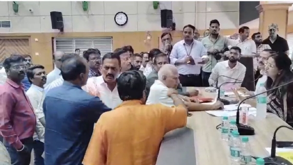 महापालिकेत लोकशाहीची पायमल्ली! महिला आयुक्तांच्या समोरच नगरसेवक चंदू खेडकरांची तक्रारदाराला शिवीगाळ