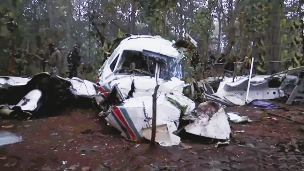 एअर ऍम्ब्युलन्स कोसळून 7 जणांचा मृत्यू एअर ऍम्ब्युलन्स कोसळून 7 जणांचा मृत्यू