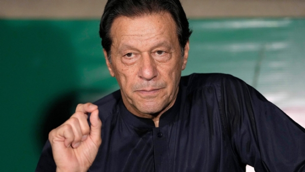 इमरान खान याना मध्यरात्री रुग्णालयात नेल्यानंतर कुटुंबाने व्यक्त केली चिंता