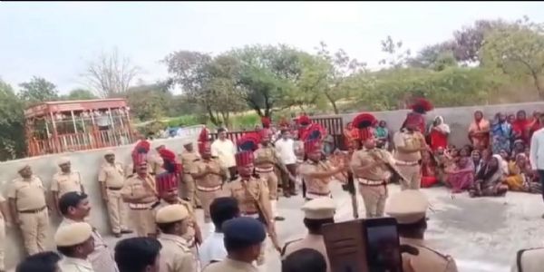 होमगार्ड शिवाजी पवारांच्या पार्थिवावर शासकीय इतमामात अंत्यसंस्कार