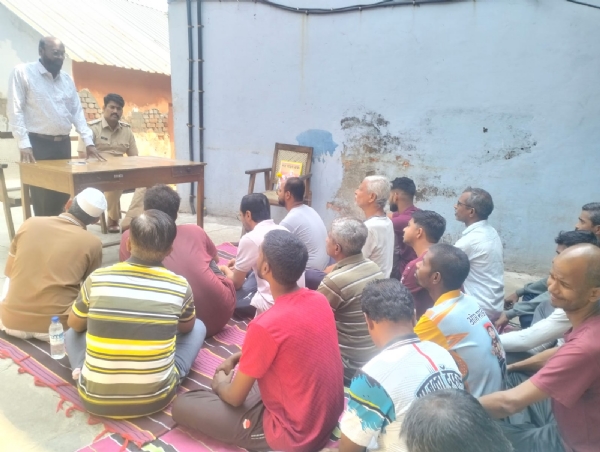 **संत गाडगे महाराज जयंतीनिमित्त अलिबाग कारागृहात स्वच्छतेवरील जनजागृती कार्यक्रम** अलिबाग : थोर समाजसुधारक संत गाडगे महाराज यांच्या जयंतीनिमित्त अलिबाग जिल्हा कारागृहात स्वच्छतेविषयी जनजागृती कार्यक्रम उत्साहात संपन्न झाला. समाजप्रबोधन, अंधश्रद्धा निर्मूलन आणि स्वच्छतेचा संदेश कीर्तनातून देणाऱ्या गाडगे महाराजांच्या विचारांचा जागर करण्यासाठी हा उपक्रम आयोजित करण्यात आला होता. कार्यक्रमाची सुरुवात मान्यवरांच्या हस्ते संत गाडगे महाराज यांच्या प्रतिमेला पुष्पहार अर्पण करून करण्यात आली. प्रबोधन सामाजिक सेवा संस्था, अलिबाग-रायगडचे डॉ. मिलिंद पाटील यांनी आपल्या मनोगतातून गाडगे महाराजांचे समाजसुधारणेतील मोलाचे योगदान बंद्यांसमोर मांडले. विसाव्या शतकात त्यांनी गावागावांत फिरून स्वच्छतेचे महत्त्व पटवून दिले तसेच अज्ञान, अंधश्रद्धा आणि अस्वच्छतेविरुद्ध प्रभावी लढा उभारला, याची माहिती त्यांनी दिली. स्वच्छता ही केवळ बाह्य स्वरूपाची नसून मन, शरीर आणि परिसर यांचीही स्वच्छता तितकीच महत्त्वाची असल्याचे त्यांनी सांगितले. बंद्यांनी आपल्या राहत्या जागेची स्वच्छता राखून सकारात्मक विचार जोपासावेत, असे मार्गदर्शन यावेळी करण्यात आले. या कार्यक्रमास अलिबाग जिल्हा कारागृहाचे अधीक्षक विशाल बाळासाहेब बांदल, कारागृह शिपाई रविंद्र वाघमारे, प्रशांत पाटील तसेच प्रबोधन सामाजिक सेवा संस्थेचे पदाधिकारी उपस्थित होते. कार्यक्रमामुळे बंद्यांमध्ये स्वच्छतेबाबत जागर निर्माण होण्यास मदत झाली. **संत गाडगे महाराज जयंतीनिमित्त अलिबाग कारागृहात स्वच्छतेवरील जनजागृती कार्यक्रम** अलिबाग : थोर समाजसुधारक संत गाडगे महाराज यांच्या जयंतीनिमित्त अलिबाग जिल्हा कारागृहात स्वच्छतेविषयी जनजागृती कार्यक्रम उत्साहात संपन्न झाला. समाजप्रबोधन, अंधश्रद्धा निर्मूलन आणि स्वच्छतेचा संदेश कीर्तनातून देणाऱ्या गाडगे महाराजांच्या विचारांचा जागर करण्यासाठी हा उपक्रम आयोजित करण्यात आला होता. कार्यक्रमाची सुरुवात मान्यवरांच्या हस्ते संत गाडगे महाराज यांच्या प्रतिमेला पुष्पहार अर्पण करून करण्यात आली. प्रबोधन सामाजिक सेवा संस्था, अलिबाग-रायगडचे डॉ. मिलिंद पाटील यांनी आपल्या मनोगतातून गाडगे महाराजांचे समाजसुधारणेतील मोलाचे योगदान बंद्यांसमोर मांडले. विसाव्या शतकात त्यांनी गावागावांत फिरून स्वच्छतेचे महत्त्व पटवून दिले तसेच अज्ञान, अंधश्रद्धा आणि अस्वच्छतेविरुद्ध प्रभावी लढा उभारला, याची माहिती त्यांनी दिली. स्वच्छता ही केवळ बाह्य स्वरूपाची नसून मन, शरीर आणि परिसर यांचीही स्वच्छता तितकीच महत्त्वाची असल्याचे त्यांनी सांगितले. बंद्यांनी आपल्या राहत्या जागेची स्वच्छता राखून सकारात्मक विचार जोपासावेत, असे मार्गदर्शन यावेळी करण्यात आले. या कार्यक्रमास अलिबाग जिल्हा कारागृहाचे अधीक्षक विशाल बाळासाहेब बांदल, कारागृह शिपाई रविंद्र वाघमारे, प्रशांत पाटील तसेच प्रबोधन सामाजिक सेवा संस्थेचे पदाधिकारी उपस्थित होते. कार्यक्रमामुळे बंद्यांमध्ये स्वच्छतेबाबत जागर निर्माण होण्यास मदत झाली.