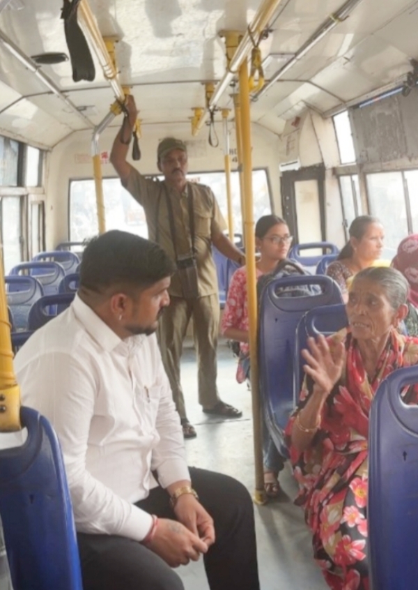 परिवहन समिती सदस्य रोहन अतिग्रे यांचा बस प्रवास