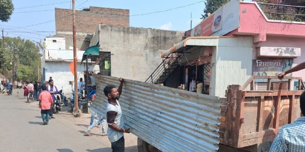 अकोल्यात मुख्य रस्त्यावरील अतिक्रमणावर निष्कासनाची कारवाई