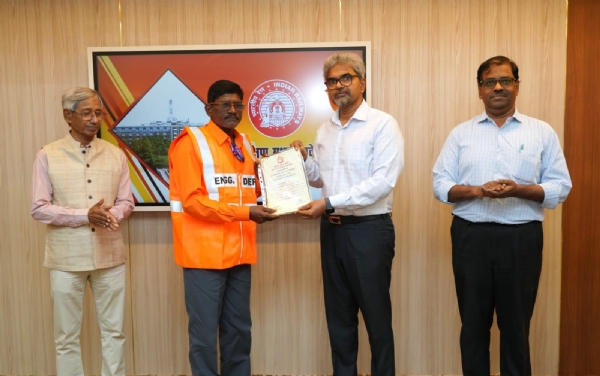 नांदेड विभागातील तिघांना ‘एम्प्लॉई ऑफ द मंथ’ सुरक्षा पुरस्कार