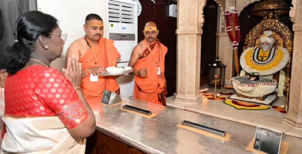 राष्ट्रपती संत गजानन महाराज समाधी दर्शन