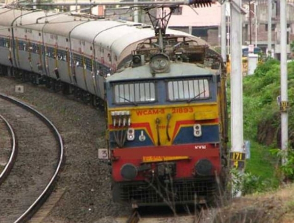 पुर्णेत महिला कॉन्स्टेबलने वाचवले वृद्ध प्रवाशाचे प्राण