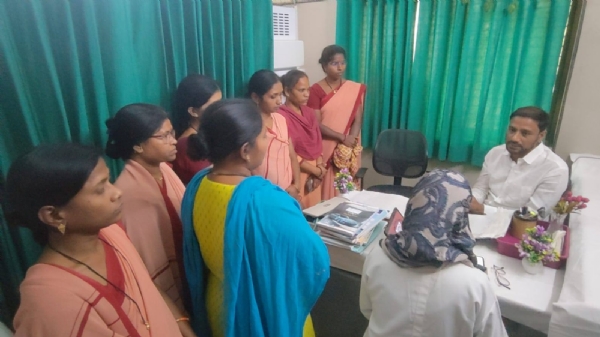 साखला प्लॉट येथील आरोग्य वर्धिनी केंद्राची महापौरांकडून पाहणी : स्वच्छता, रुग्णसेवा व लसीकरणाबाबत दिल्या सूचना; परिसरात आढळल्या दारूच्या बाटल्या साखला प्लॉट येथील आरोग्य वर्धिनी केंद्राची महापौरांकडून पाहणी : स्वच्छता, रुग्णसेवा व लसीकरणाबाबत दिल्या सूचना; परिसरात आढळल्या दारूच्या बाटल्या