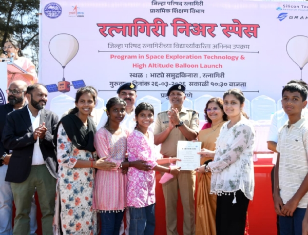 वैदेही रानडे यांच्या हस्ते बलूनचे आकाशार्पण