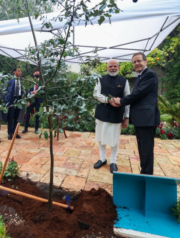 पंतप्रधान मोदींनी इस्रायली राष्ट्रपतींची घेतली भेट
