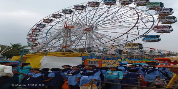 लातूर यात्रा महोत्सवात दिव्यांग विद्यार्थिनींना मिळावा विशेष आनंद