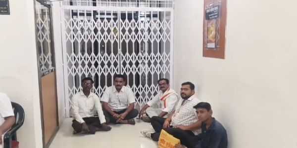 अकोला: अनुदान थकबाकीवर शेतकऱ्यांचा मुख्य कार्यकारी अधिकारी कार्यालयासमोर ठिय्या आंदोलन