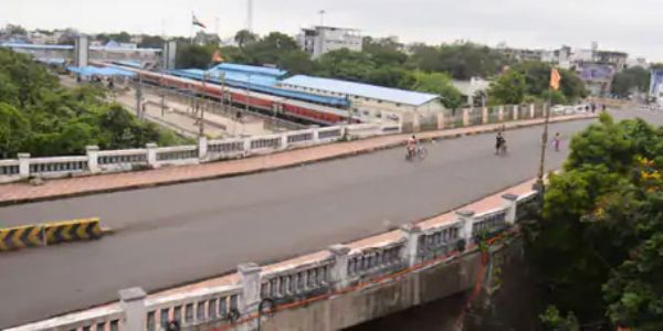 सा.बां.विभागाचा ढिसाळ कारभार, राजकमल रेल्वे उड्डाणपुलाचे अडले घोडे