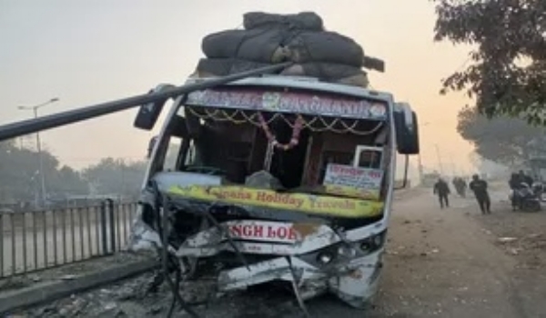 दिल्ली–कोलकाता महामार्गावर भीषण अपघात; तामिळनाडूच्या पर्यटकाचा मृत्यू, १९ जखमी