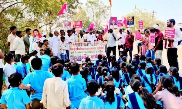 जि.प. विद्यार्थ्यांचा मोर्चा जिल्हाधिकारी कार्यालयावर शाळा समायोजन धोरणाचा निषेध