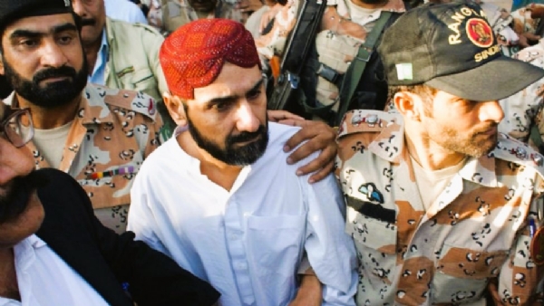 जिब्राल डकैत याला अटक करताना पाकिस्तानी पोलिस