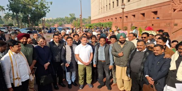 लोकसभेतून विरोधी खासदारांच्या निलंबनाविरोधात काँग्रेसची निदर्शने