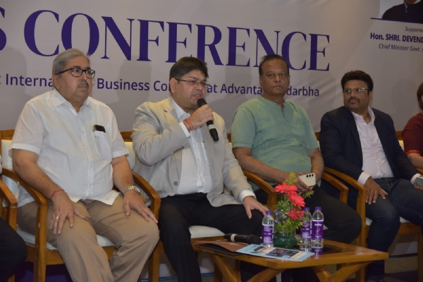 एडव्हांटेज विदर्भचे अध्यक्ष आशिष काळे व इतर मान्यवर