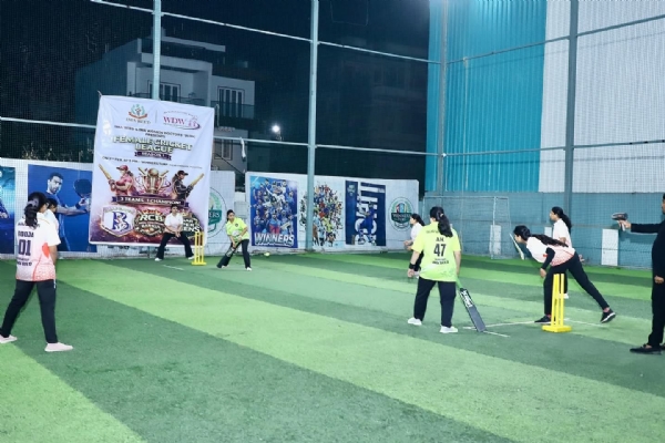 डॉ. सारिका क्षीरसागर यांच्या हस्ते चषक प्रदान करण्यात आला.