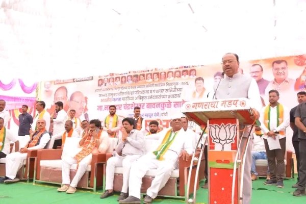 Revenue Minister Chandrashekhar Bawankule assured farmers of providing basic infrastructure facilities at a meeting in Jeur.