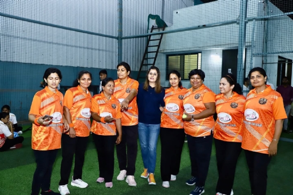 डॉ. सारिका क्षीरसागर यांच्या हस्ते चषक प्रदान करण्यात आला.