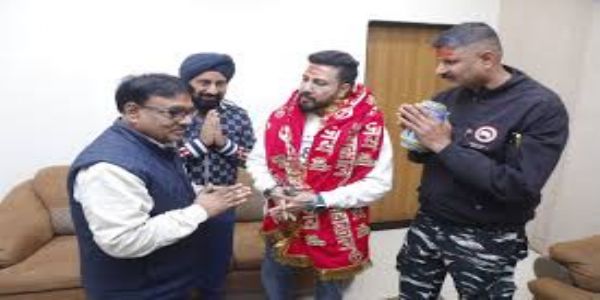 उज्जैनमधील महाकाल मंदिराला गायक मिका सिंग यांनी दिली भेट