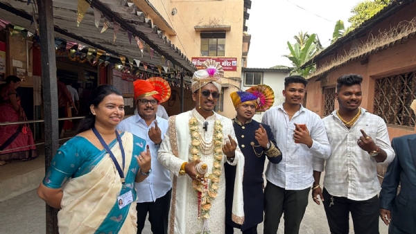 रायगड जिल्ह्यातील जिल्हा परिषद व पंचायत समिती सार्वत्रिक निवडणूक २०२६ साठी शनिवारी (दि. ७ फेब्रुवारी) शांततेत व उत्साहपूर्ण वातावरणात मतदान संपन्न झाले. सकाळी ७.३० ते सायंकाळी ५.३० वाजेपर्यंत मतदानाची अधिकृत वेळ असली तरी काही केंद्रांवर उशिरापर्यंत रांगा असल्याने बेडीस गावात रात्री ८ वाजेपर्यंत मतदान प्रक्रिया सुरू ठेवण्यात आली. जिल्ह्यात सरासरी ६९.९१ टक्के मतदान नोंदले गेले असून ग्रामीण व शहरी भागातून मतदारांनी चांगला प्रतिसाद दिला.  जिल्ह्यात एकूण १७ लाख ३८१ मतदार नोंदणीकृत होते. त्यापैकी ११ लाख ८८ हजार ८०४ मतदारांनी प्रत्यक्ष मतदानाचा हक्क बजावला. यात ६ लाख ४ हजार ८९६ पुरुष, ५ लाख ८३ हजार ९०४ महिला आणि ४ इतर मतदारांचा समावेश आहे. अनेक मतदान केंद्रांवर महिला व ज्येष्ठ नागरिकांची लक्षणीय उपस्थिती दिसून आली.  तालुकानिहाय मतदान टक्केवारीत कर्जत तालुका ७६.६० टक्क्यांसह अव्वल ठरला. त्याखालोखाल उरण (७६.५४%), खालापूर (७५.९७%), पेण (७५.३९%) आणि अलिबाग (७५.१७%) या तालुक्यांनीही उच्च मतदानाची नोंद केली. या भागांत दिवसभर मतदारांची वर्दळ कायम होती.  जिल्ह्यातील सर्वाधिक मतदारसंख्या असलेल्या पनवेल तालुक्यात ६९.९८ टक्के मतदान झाले असून तेथे १ लाख ९५ हजार ८०० मतदारांनी मतदान केले. रोहा (६८.१६%), महाड (६७.०८%) आणि सुधागड (६६.१६%) येथे मध्यम प्रतिसाद मिळाला. तर महसळा (५१.३६%), तळा (५१.८३%), श्रीवर्धन (५५.६३%) आणि माणगाव (६१.५१%) येथे तुलनेने कमी मतदानाची नोंद झाली.  निवडणूक प्रक्रियेदरम्यान सर्व मतदान केंद्रांवर कडक पोलीस बंदोबस्त, तांत्रिक सुविधा व आवश्यक व्यवस्था करण्यात आली होती. किरकोळ अपवाद वगळता मतदान शांततेत पार पडल्याचे प्रशासनाने सांगितले. आता सर्वांचे लक्ष ९ तारखेला होणाऱ्या मतमोजणी व निकालाकडे लागले आहे.