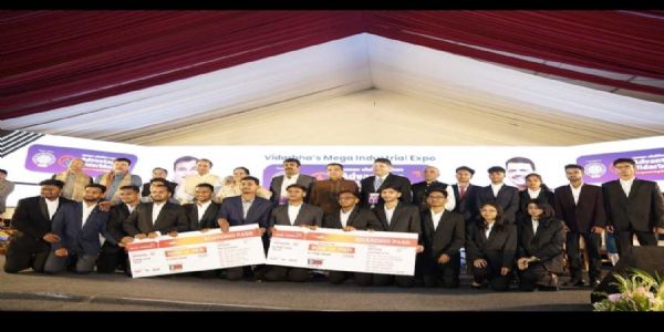 गडचिरोली टू ऑस्ट्रेलिया : लॉयड्स मेटल्सच्या मदतीने आदिवासी जिल्ह्यातील तरुण गिरवणार परदेशात शिक्षणाचे धडे!