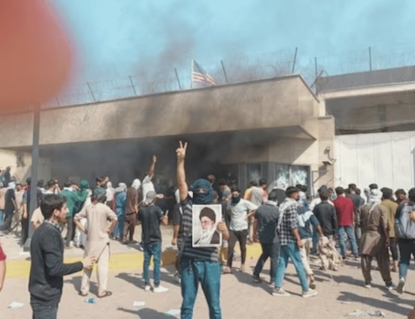 खामेनी यांच्या हत्येप्रकरणी कराचीमधील अमेरिकन वाणिज्य दूतावासाबाहेर निदर्शने खामेनी यांच्या हत्येप्रकरणी कराचीमधील अमेरिकन वाणिज्य दूतावासाबाहेर निदर्शने